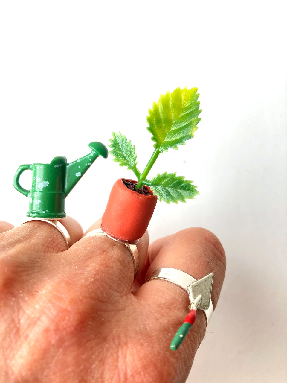 Bague triple LA MAIN VERTE (II) trois bagues arrosoir, plante en pot et truelle