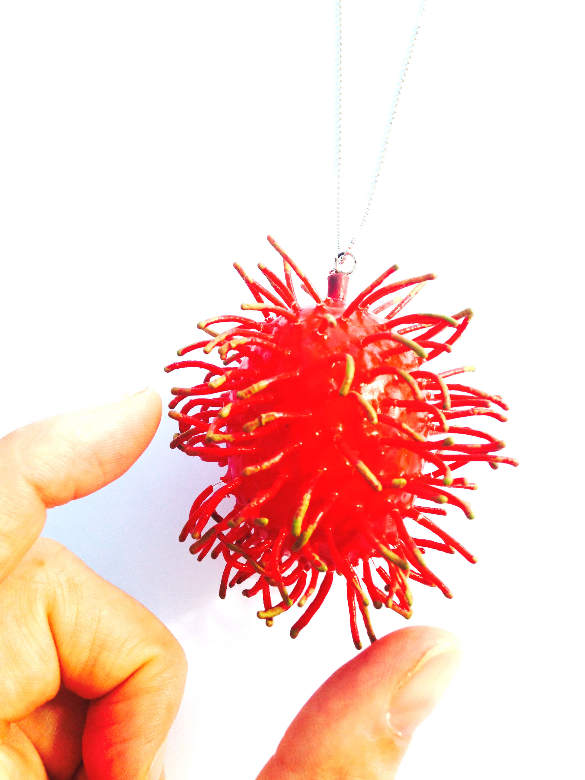 Collier mi long LE RAMBOUTAN pendentif fruit géant en plastique boule à piquants