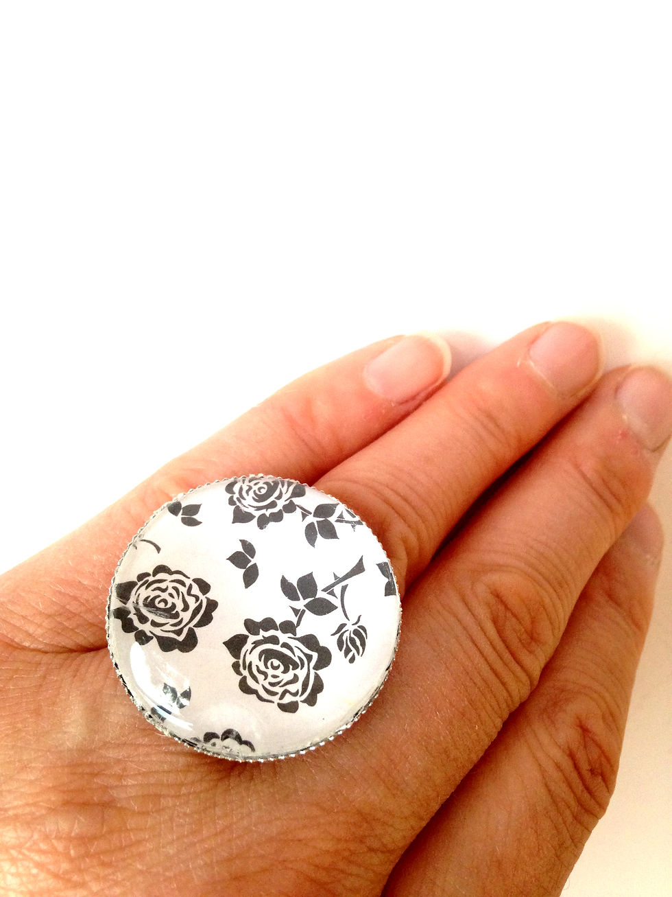 Thumbnail: Bague cabochon ROSES NOIRES ajustable