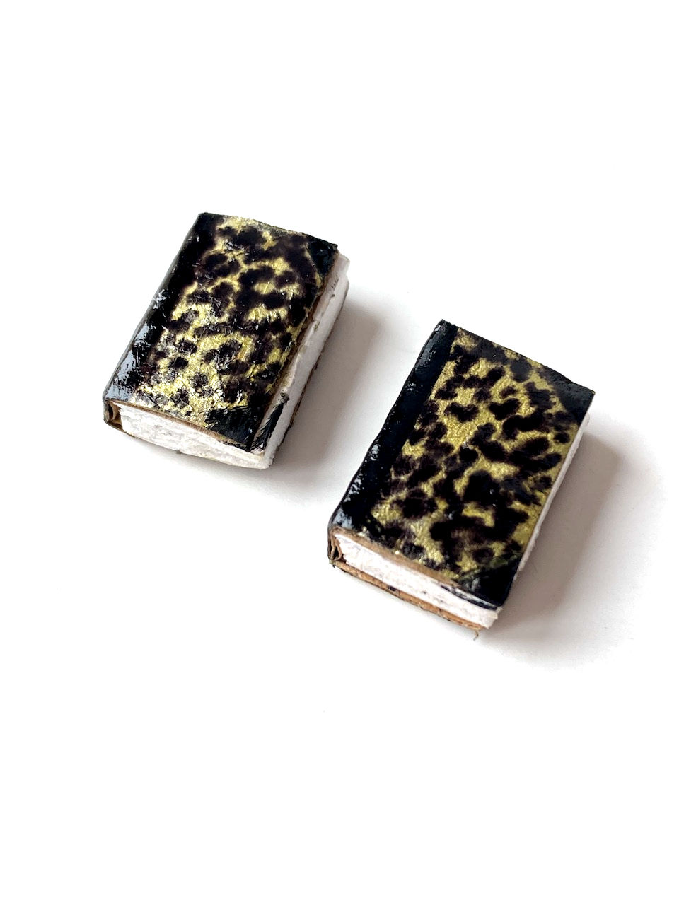 Miniature : Lot de 2 livres miniatures dorés et noirs faits main pour maison de poupée