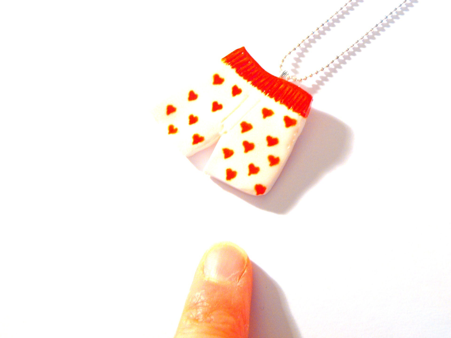 pendentif caleçon miniature avec coeurs rouges