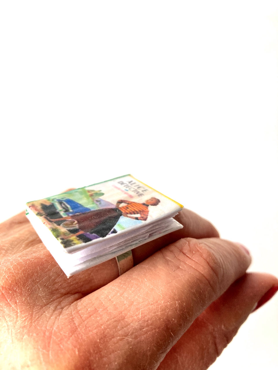 Thumbnail: Bague Mini Livre ALICE DÉTECTIVE miniature de livre faite main
