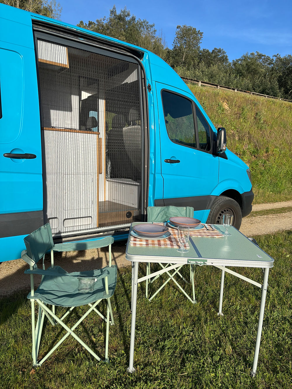 exterior con mesa y sillas de la camper