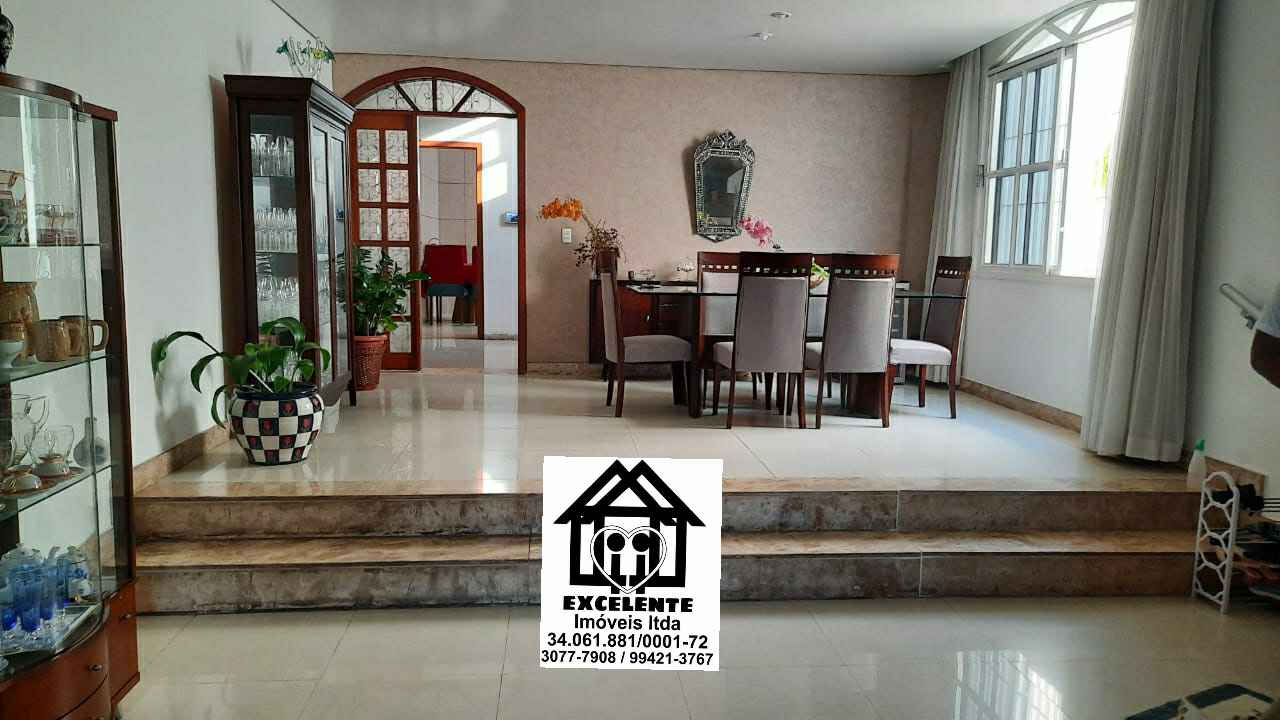 Casa alto Padrão 5 Dormitórios com Suite