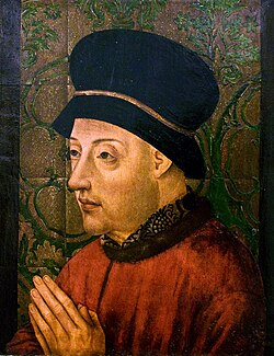 Retrato de un hombre con gorro negro y túnica roja, con las manos juntas en oración, ante un fondo verde ornamentado.