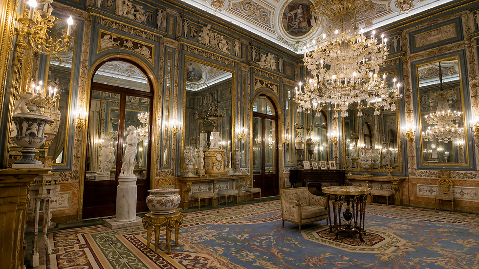 Salón palaciego barroco con grandes candelabros, espejos, estatuas y muebles dorados; ambiente lujoso y brillante.