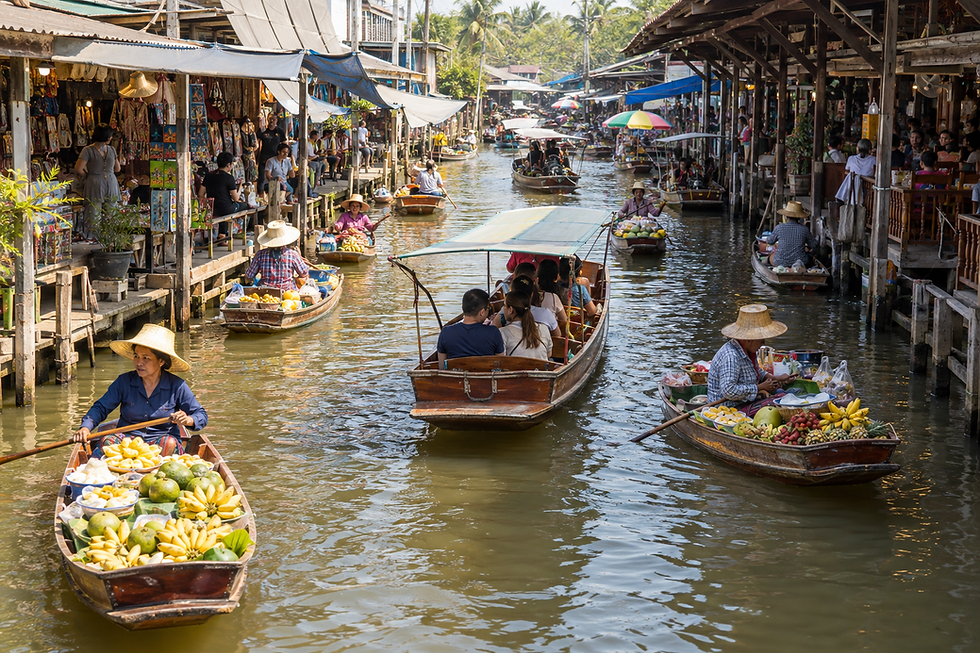 Mercado flotante en un canal: vendedoras en barcas con frutas, turistas y puestos de madera bajo toldos coloridos.