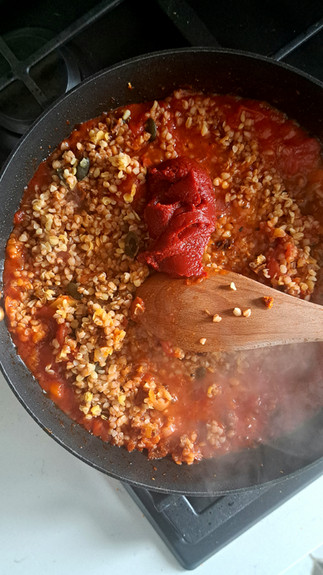 przepis na kaszę w sosie pomidorowym z tahini