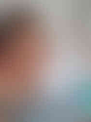 dziewczyna w niebieskim wisiorku