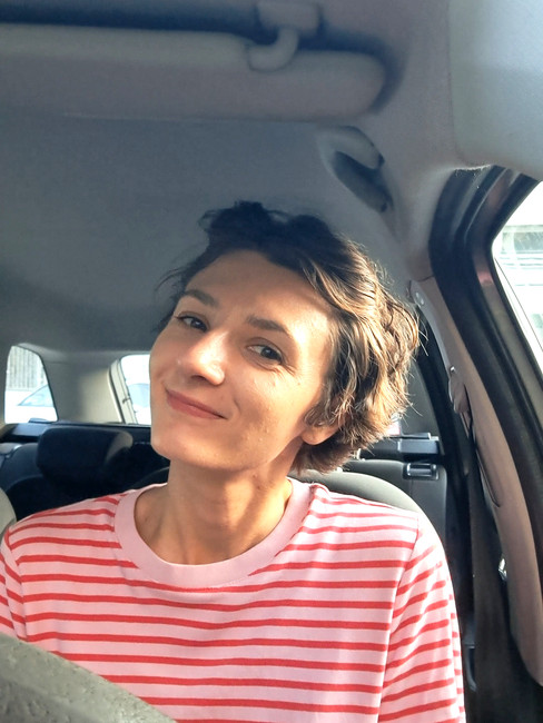 dziewczyna w różowej koszulce