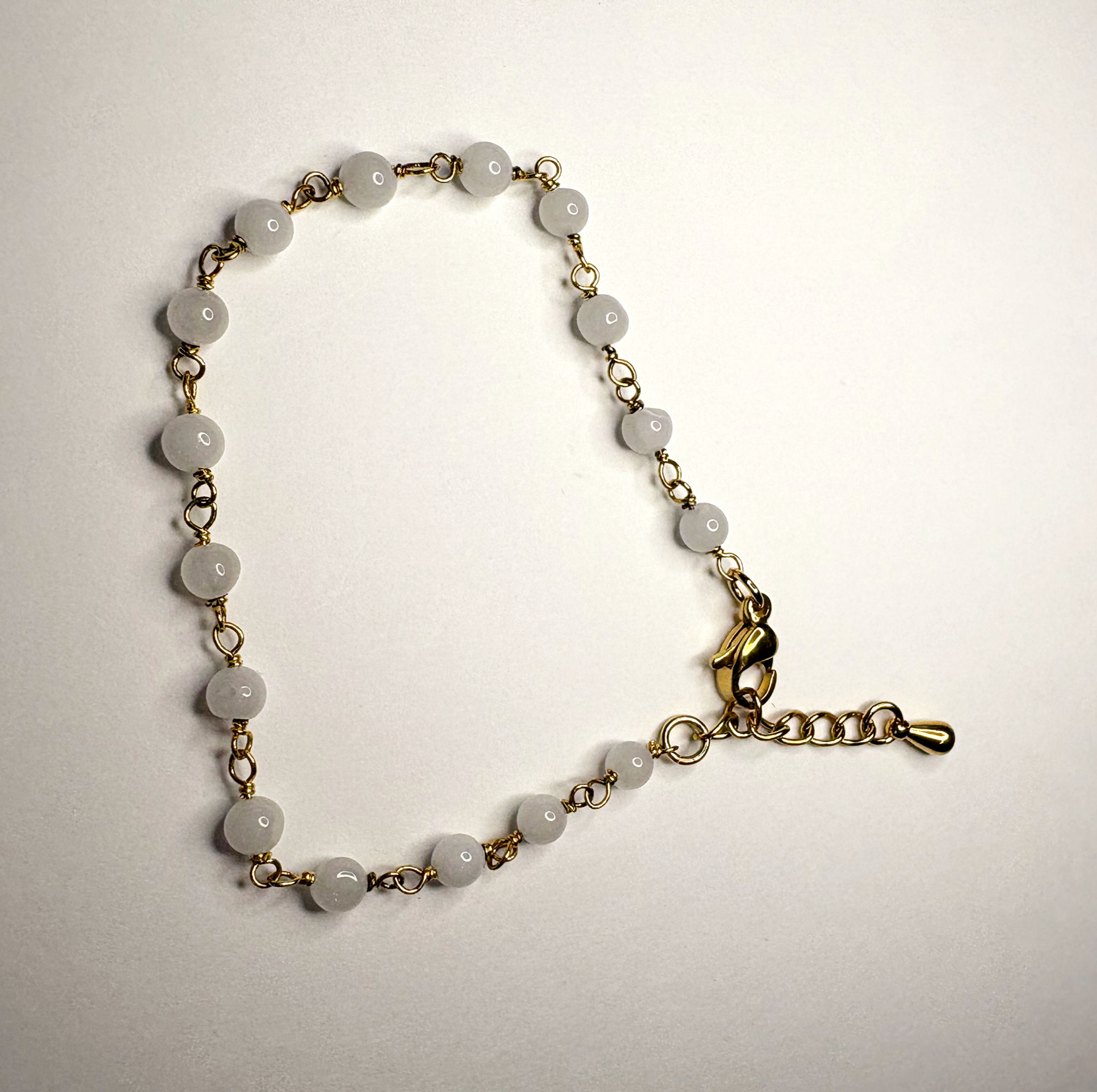 Bracelet doré avec pierres précieuses facettées d'agate blanche
