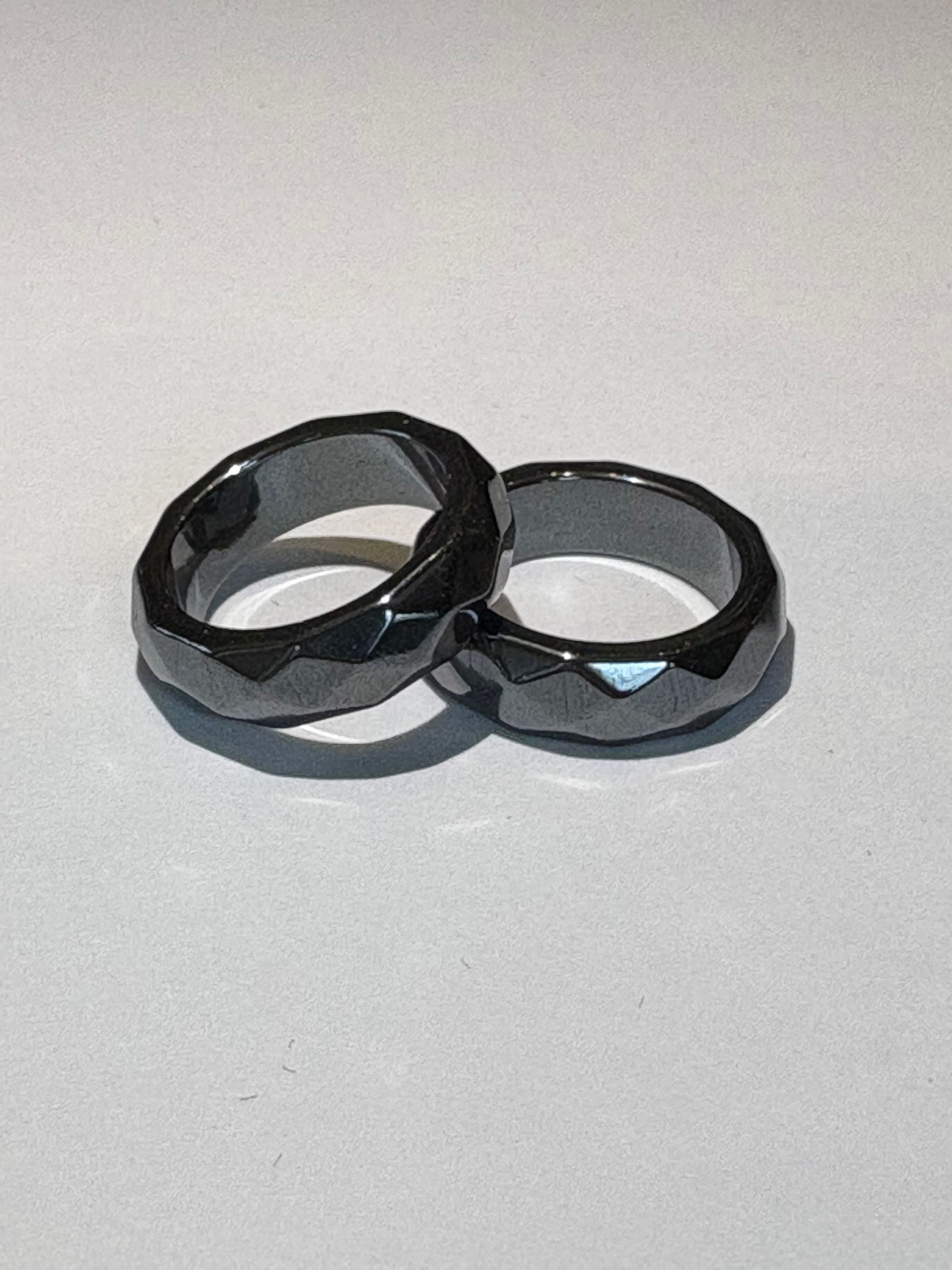 Bague en hématite biseautée