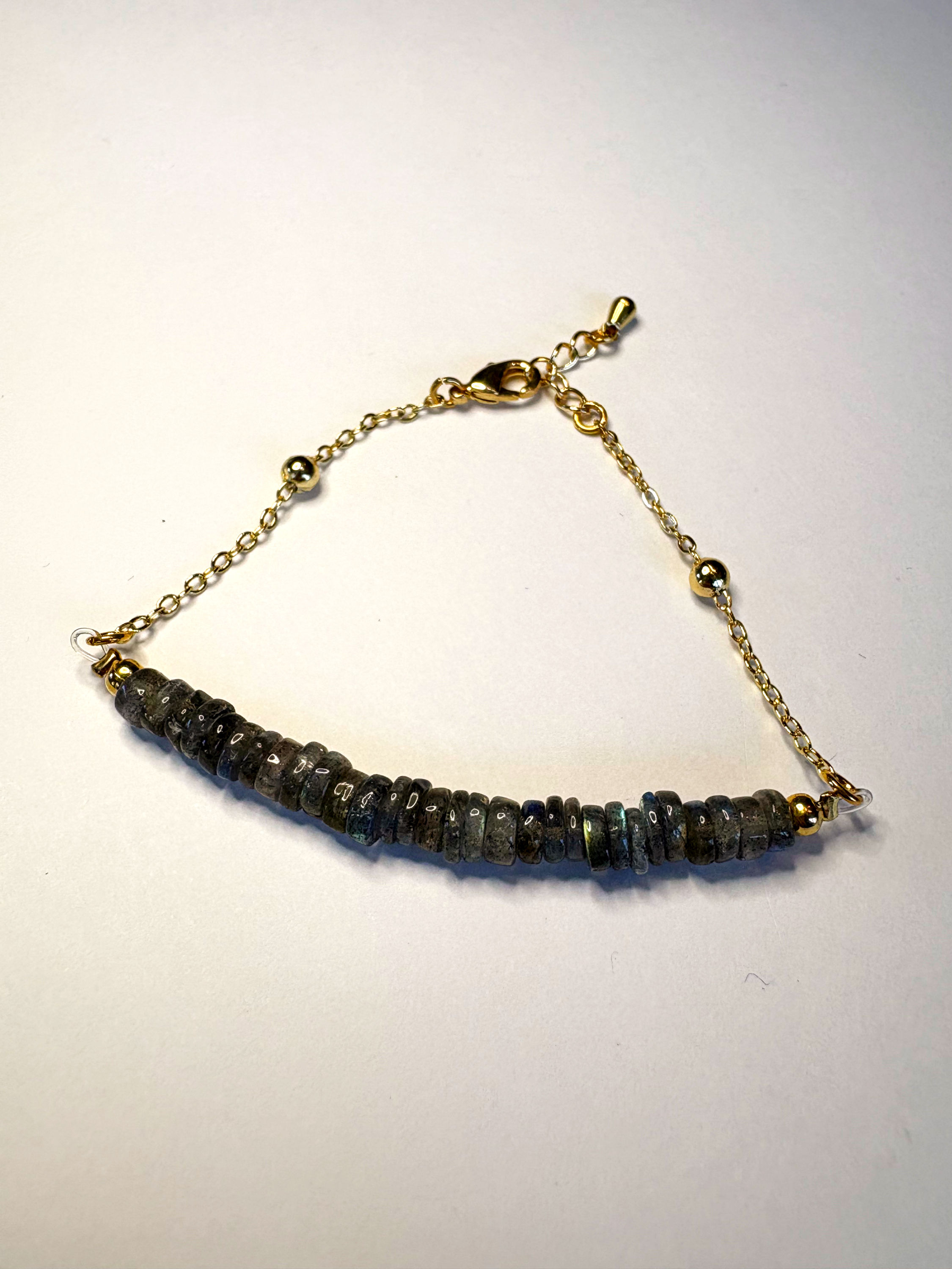 Bracelet doré avec boules et pierres précieuses de labradorite