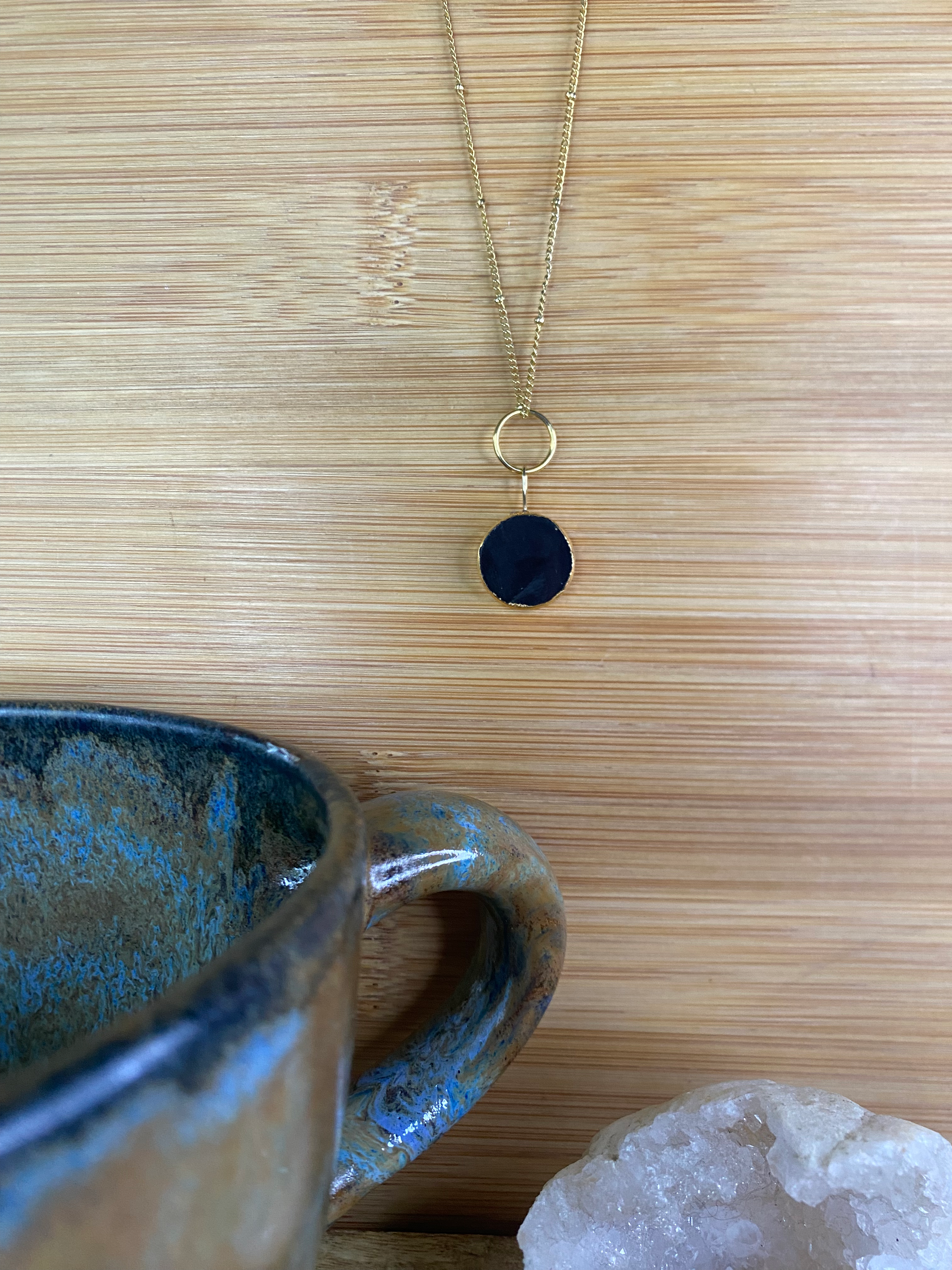 Collier alliant agate noire et chaîne dorée en acier inoxydable