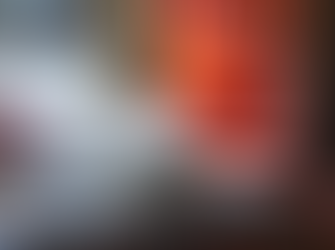 Mörtelstaub beim Befüllen einer Verputzmaschine – Schutzmaßnahmen für gesunde Baustellenbedingungen.