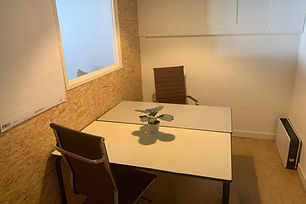 This Meeting Booth seats up to three people for a small meeting. A TV screen on wheels is available for presentations and collaborations. Flipovers at request.