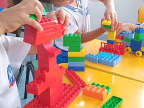 Seu filho vai usar a IA ou aprender a pensar com ela? Do lego à robótica educacional e à Inteligência Artificial, uma trajetória que ensina o aluno a construir, compreender e questionar a tecnologia.