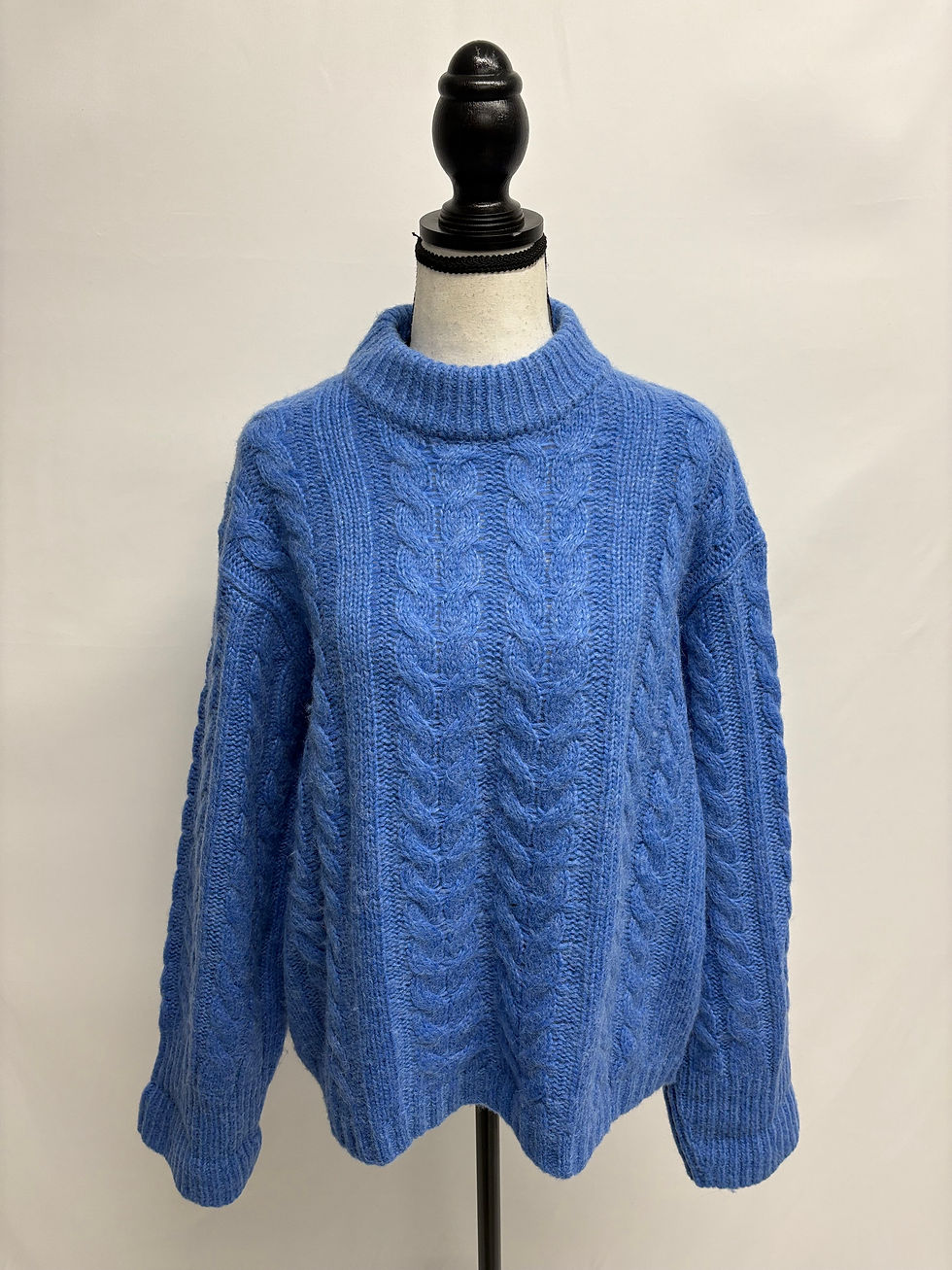 Blauer Strickpullover auf Büste, BOSS oversize Rollkragenpullover aus Wolle Gr. S (NP 349.-) im Studio