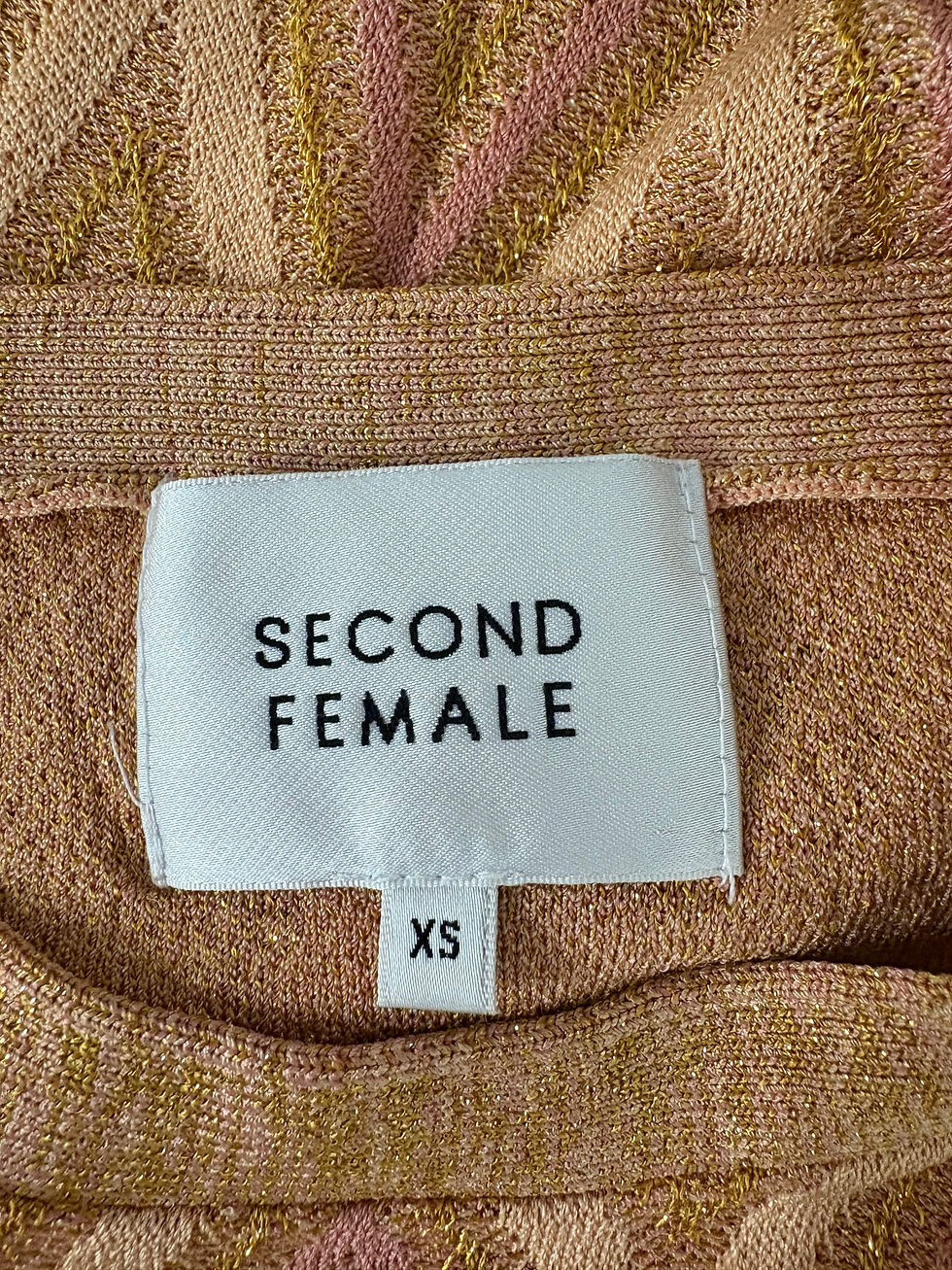Miniaturbild: SECOND FEMALE Kleid mit Etikett XS auf rosa Stoffhintergrund, Nahaufnahme