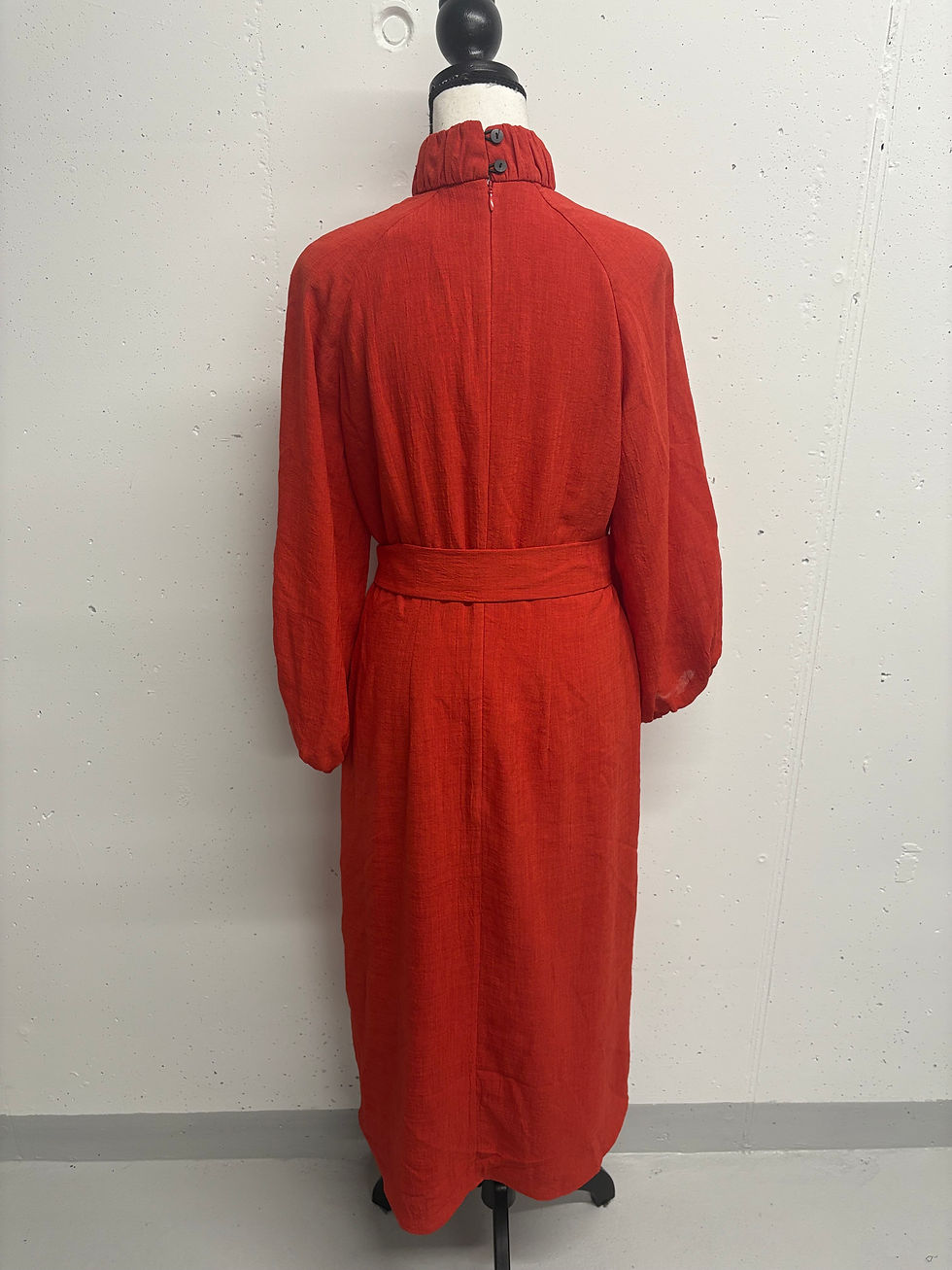 Miniaturbild: Rotes Kleid mit Gürtel auf einem Model vor weißem Hintergrund.
