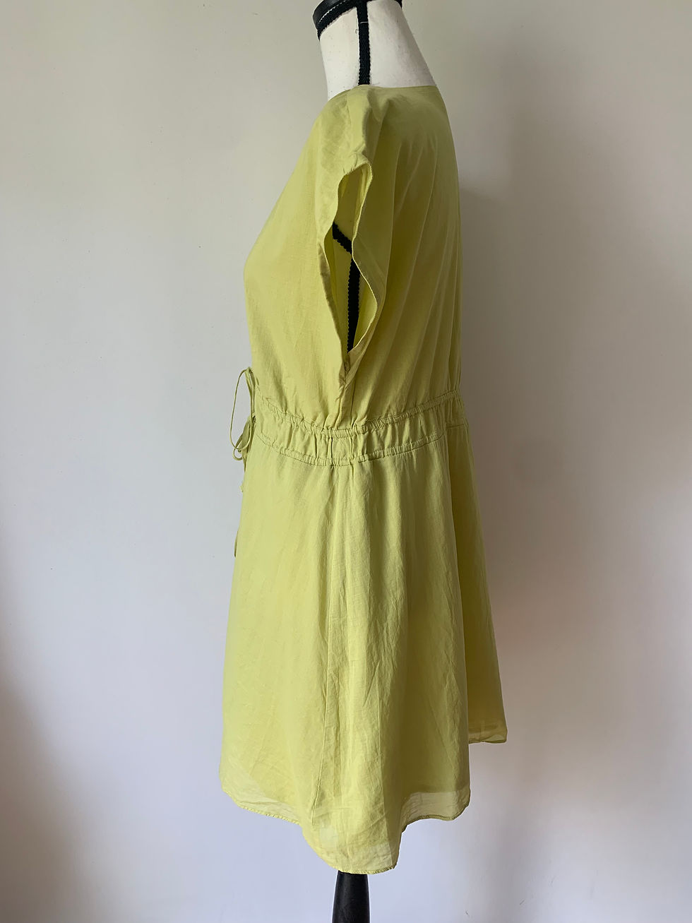 Miniaturbild: Gelbes Kleid, Baumwolle, Kordelzug, MANGO Kleid aus Baumwolle Gr. S, Sommerlook im Tageslicht.