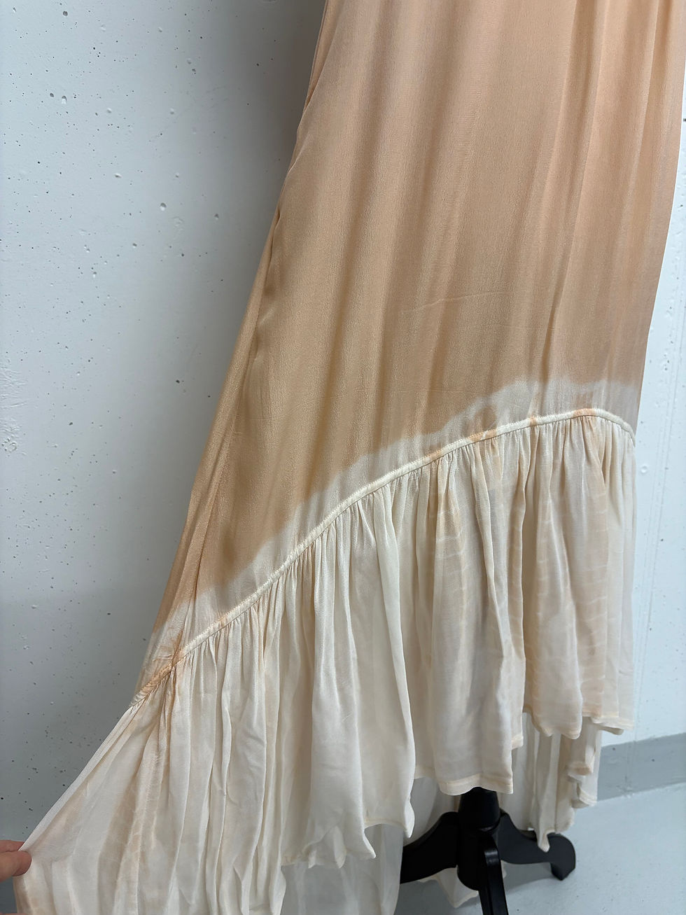 Miniaturbild: Beige Kleid mit Rüschensaum, OPUS knielanges Kleid Gr. 34, Detailansicht an Wand.