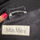 Miniaturbild: Nahaufnahme eines Kleidungsstücks mit MaxMara-Logo-Etikett; Stilvolle Mode-Details.