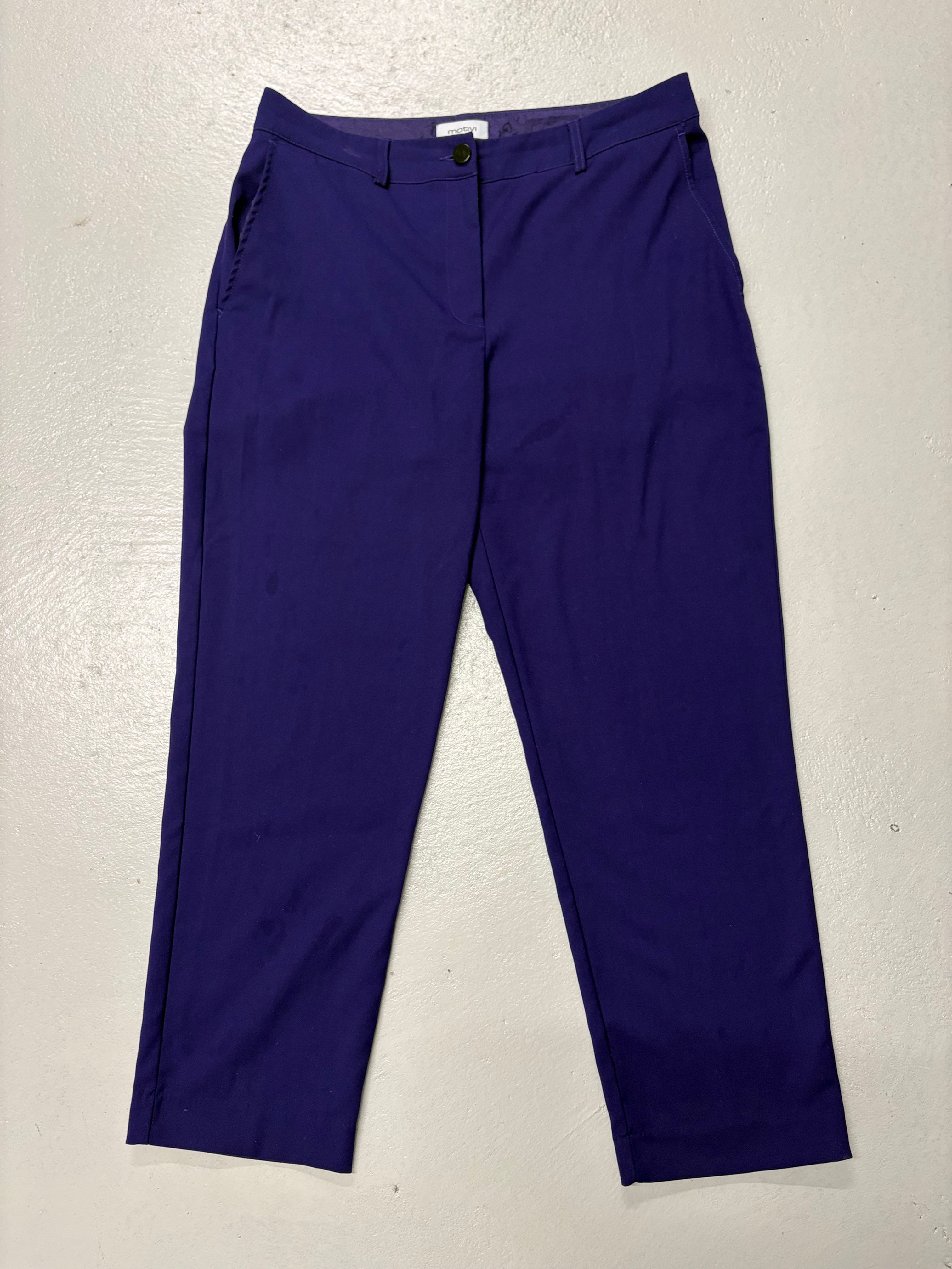 Dunkelblaue Hose, direkt von oben fotografiert, auf hellem Untergrund, Details klar erkennbar.