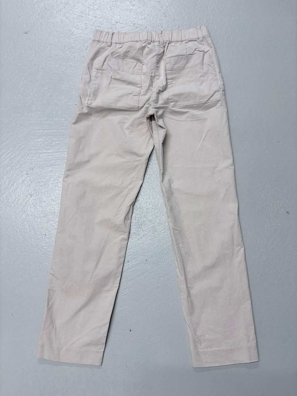 Miniaturbild: Hose von hinten, MARC O`POLO schmale Hose aus Feinkord Gr. 32, helle Farbe auf Boden.