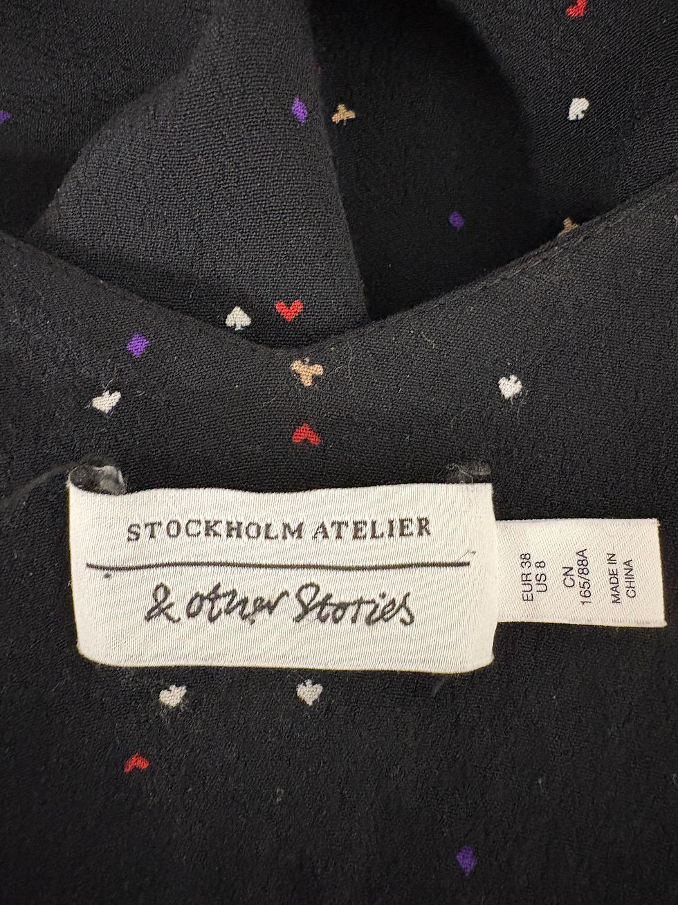 Miniaturbild: Nahaufnahme des Etiketts von Stockholm Atelier & other stories, Kleidungsstück.