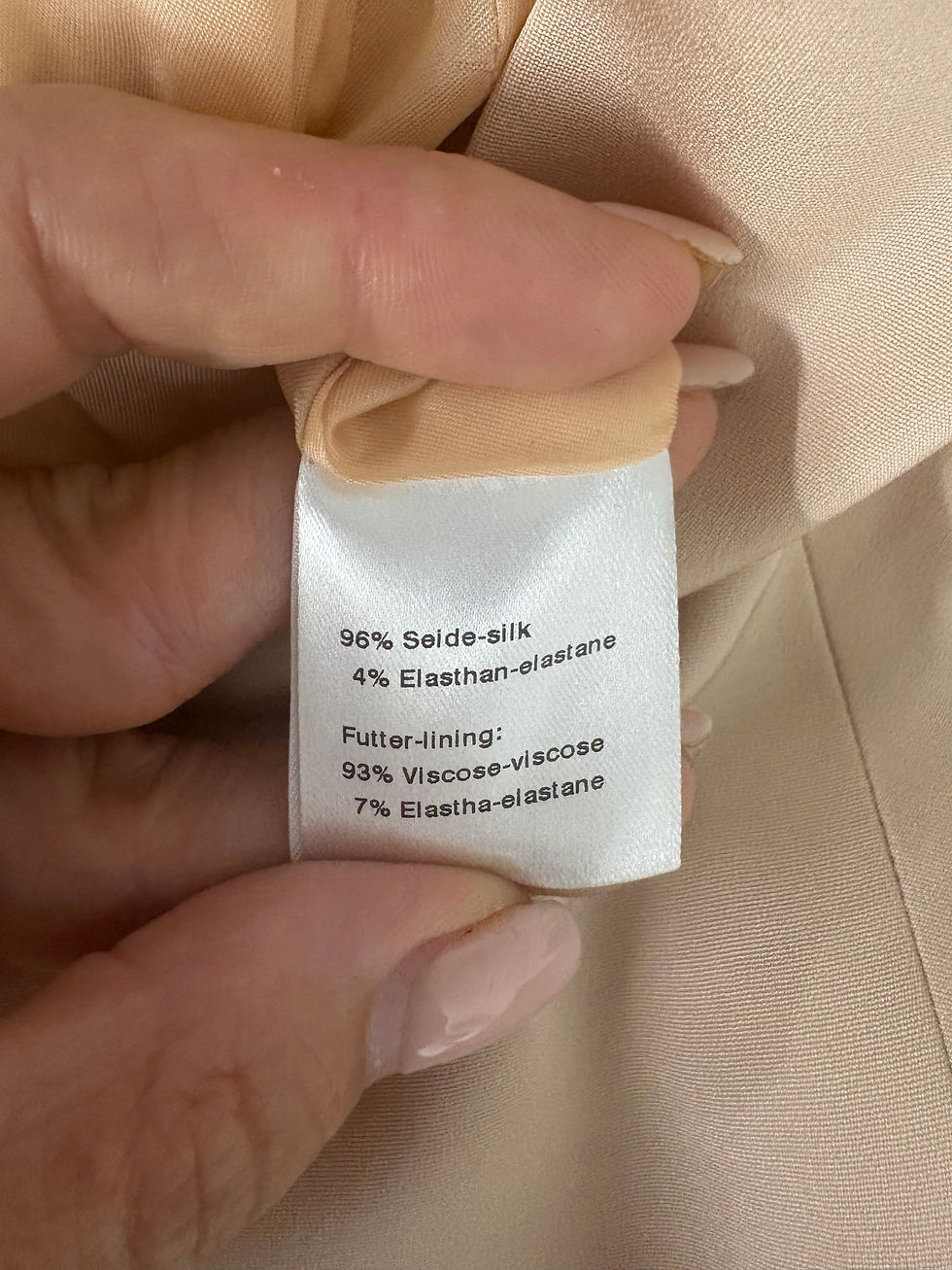 Miniaturbild: Etikett mit Text: 96% Seide-silk, 4% Elasthan-elastane, 93% Viscose-viscose, 7% Elastha-elastane.