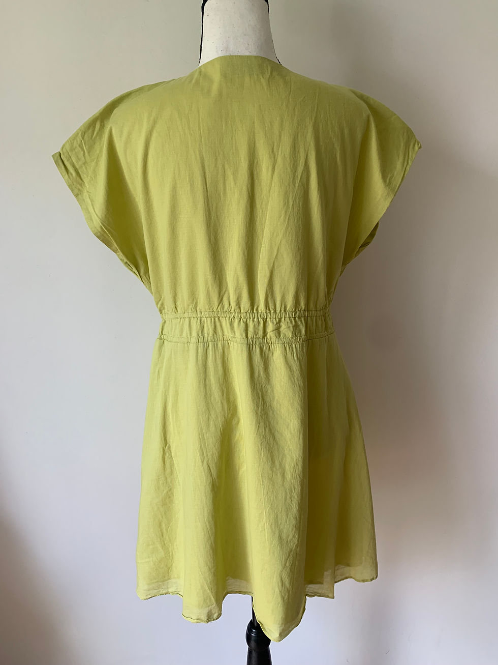 Miniaturbild: Rückenansicht eines hellgrünen Kleides. MANGO Kleid aus Baumwolle Gr. S. Sommerkleid mit Kordelzug.