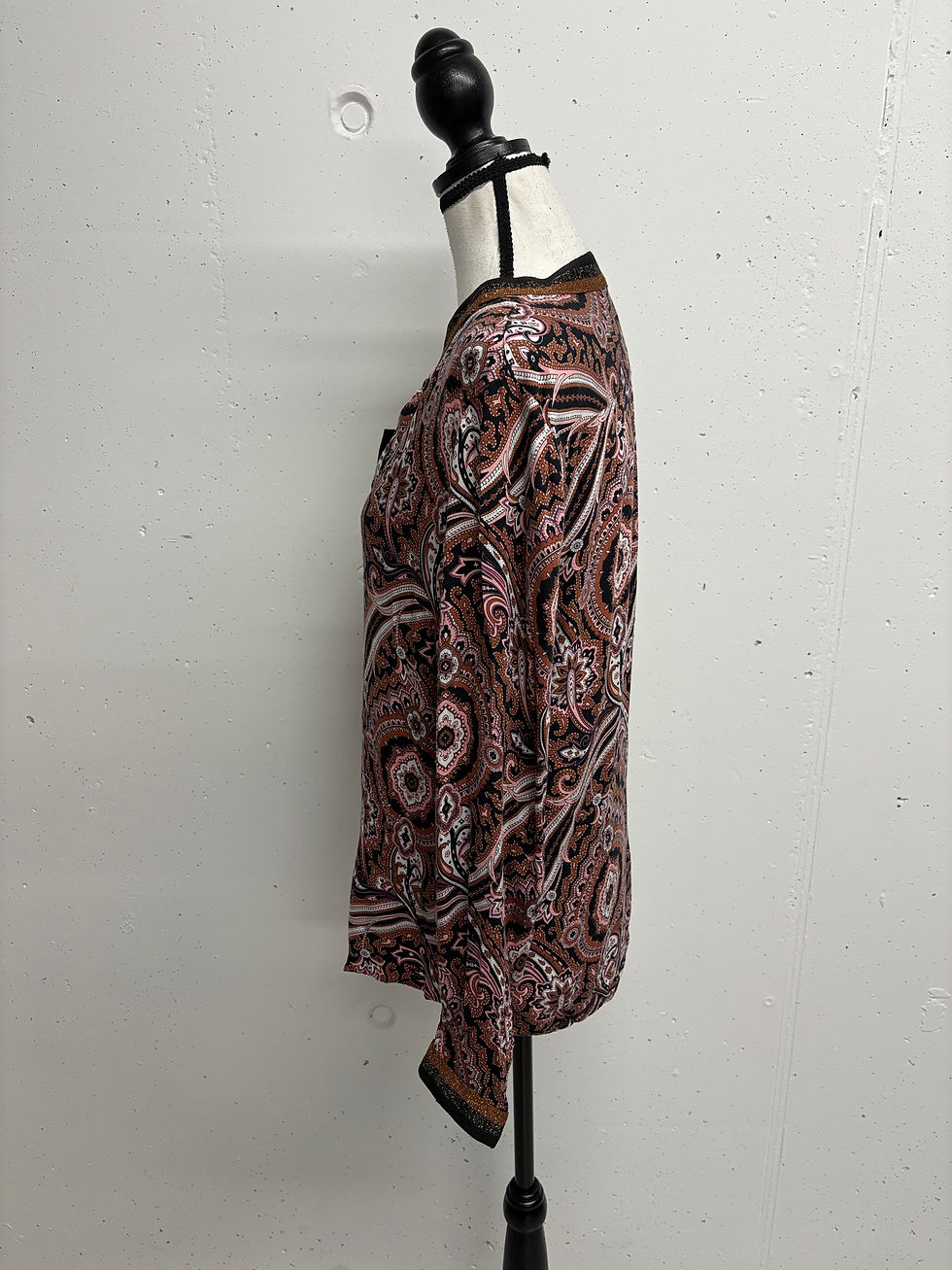 Gemusterte Bluse auf einer Büste; EMILY VAN DEN BERGH Bluse aus Viskose Gr. 40, Seitenansicht.