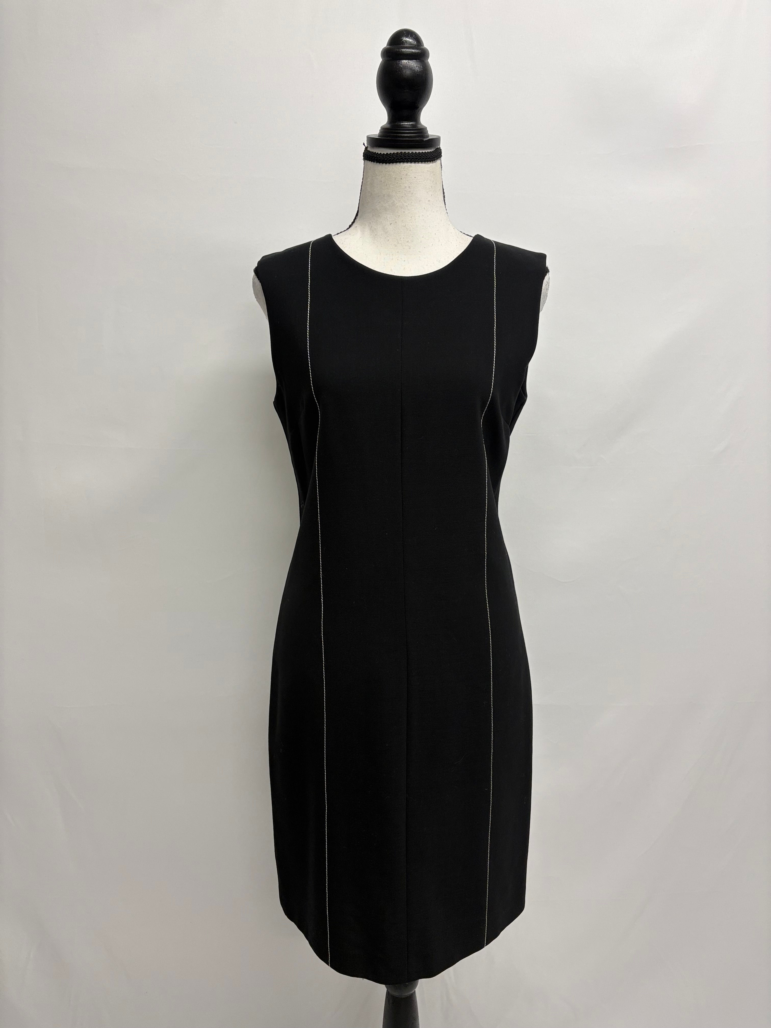 Schwarzes Kleid auf Büste, ROBERT MILLER Etuikleid mit Ziernähten Gr. 36, elegantes Design.
