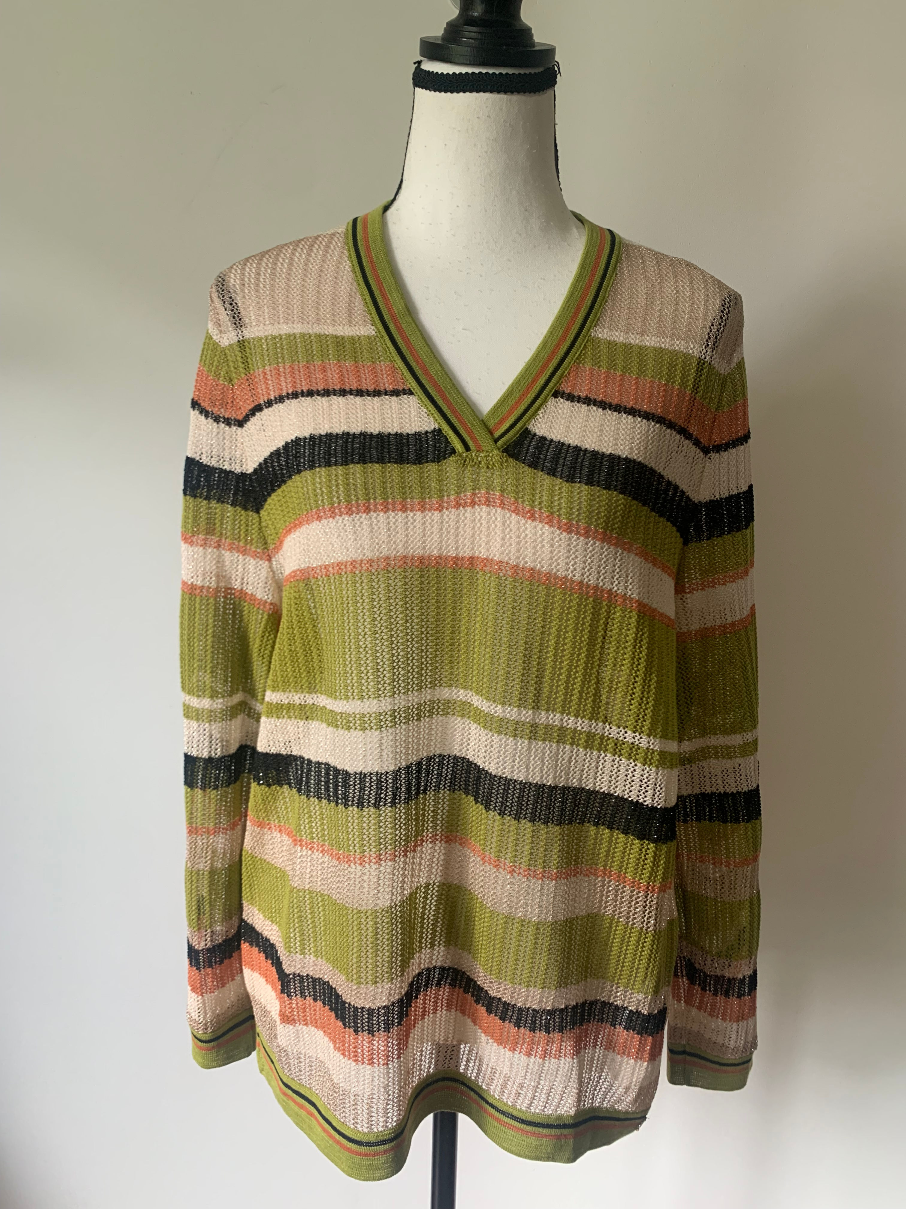 Gemustertes Damen-Strickoberteil mit V-Ausschnitt, grün, beige und orange gestreift, auf Büste.