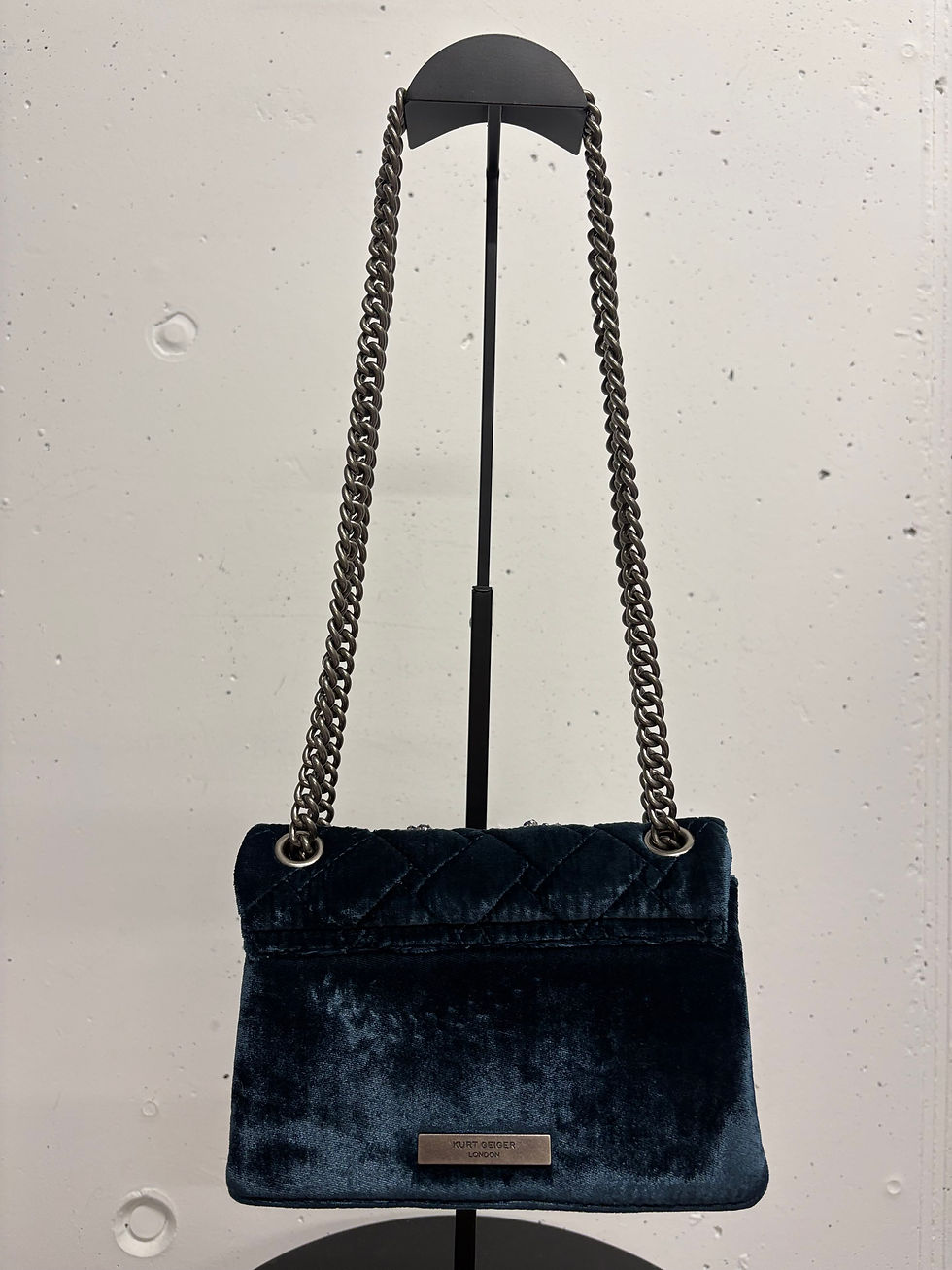 Miniaturbild: KURT GEIGER verzierte Tasche aus Samt (NP 349.-)