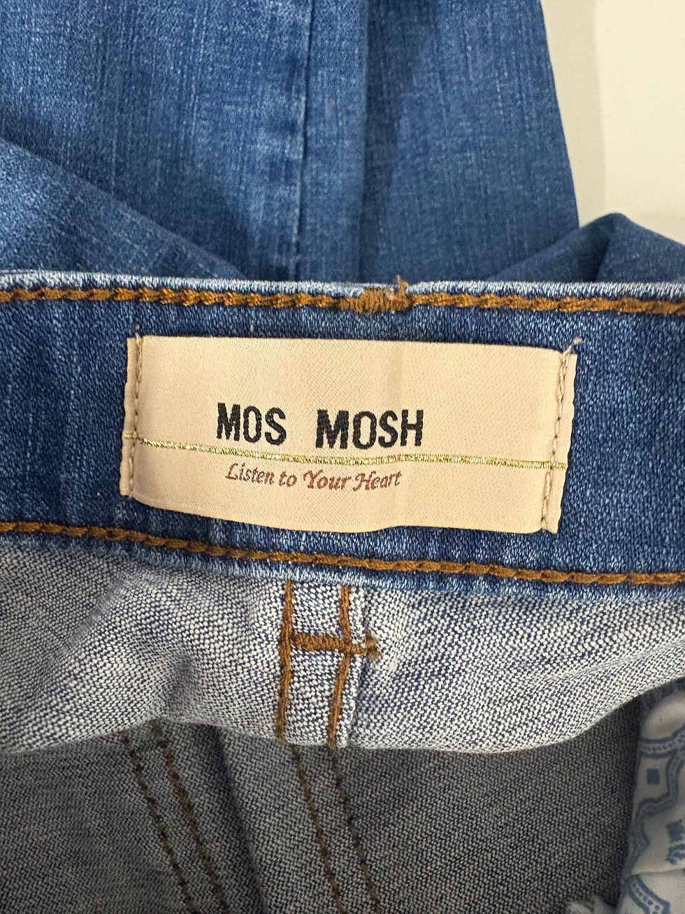 Miniaturbild: MOS MOSH Listen to Your Heart Jeans label on blue denim background.