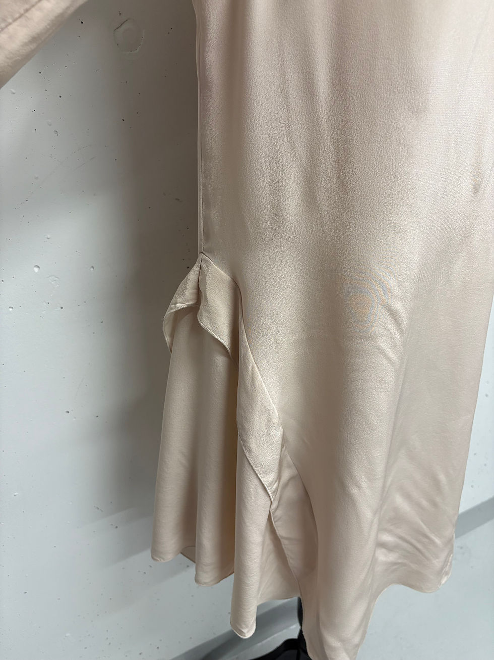 Miniaturbild: Beiges Kleid mit Falten COS maritimes Kleid Gr. S vor weißem Hintergrund.