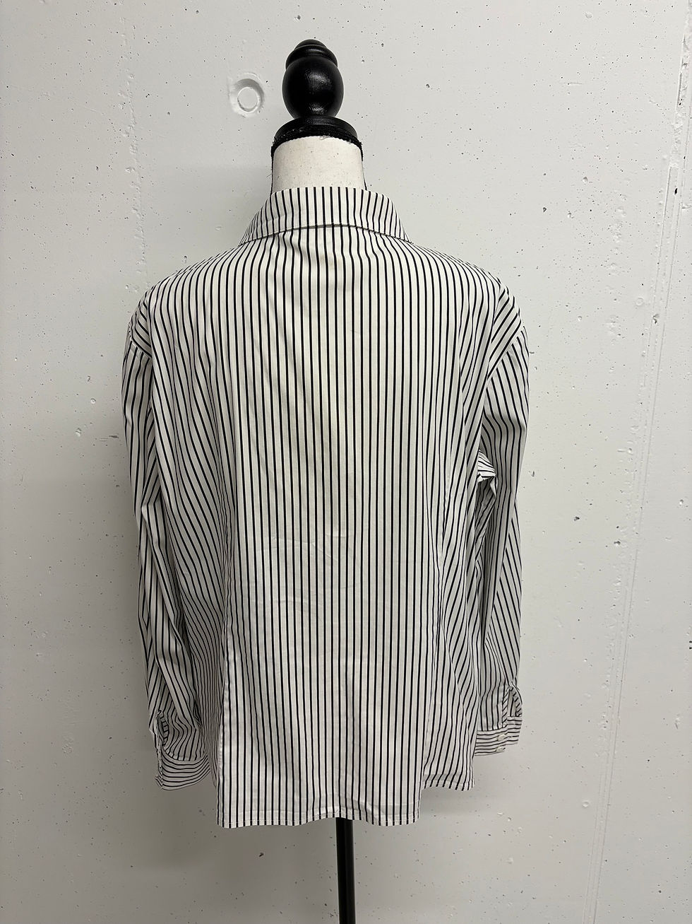 Miniaturbild: Gestreifte Bluse im Detail, JAEGER gestreifte Bluse Gr. 42, Ansicht von hinten, Mode für Damen