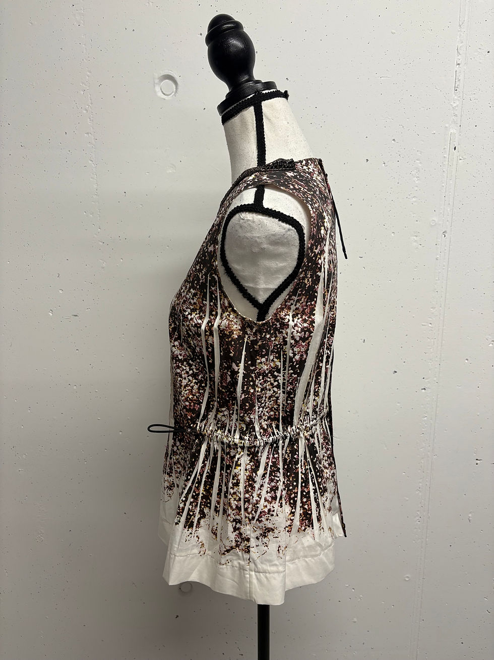 Miniaturbild: Damen-Top mit Printmuster, seitliche Ansicht, CLUB MONACO Kleid aus Seide Gr. XS, modisch elegant.