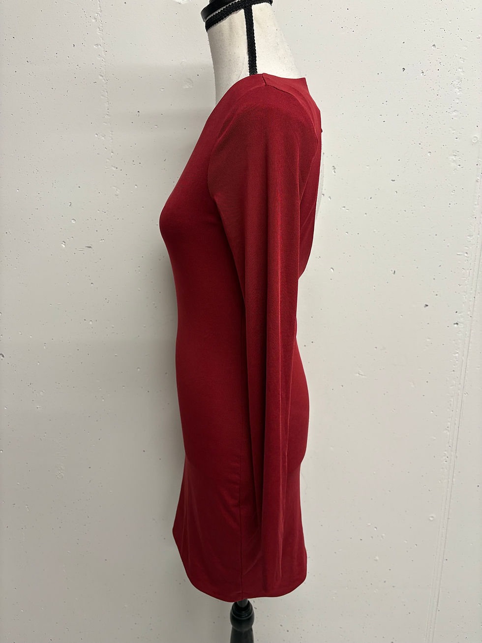 Miniaturbild: Rotes Kleid mit langen Ärmeln, elegantes Design, Seitenansicht, Mode für Frauen.