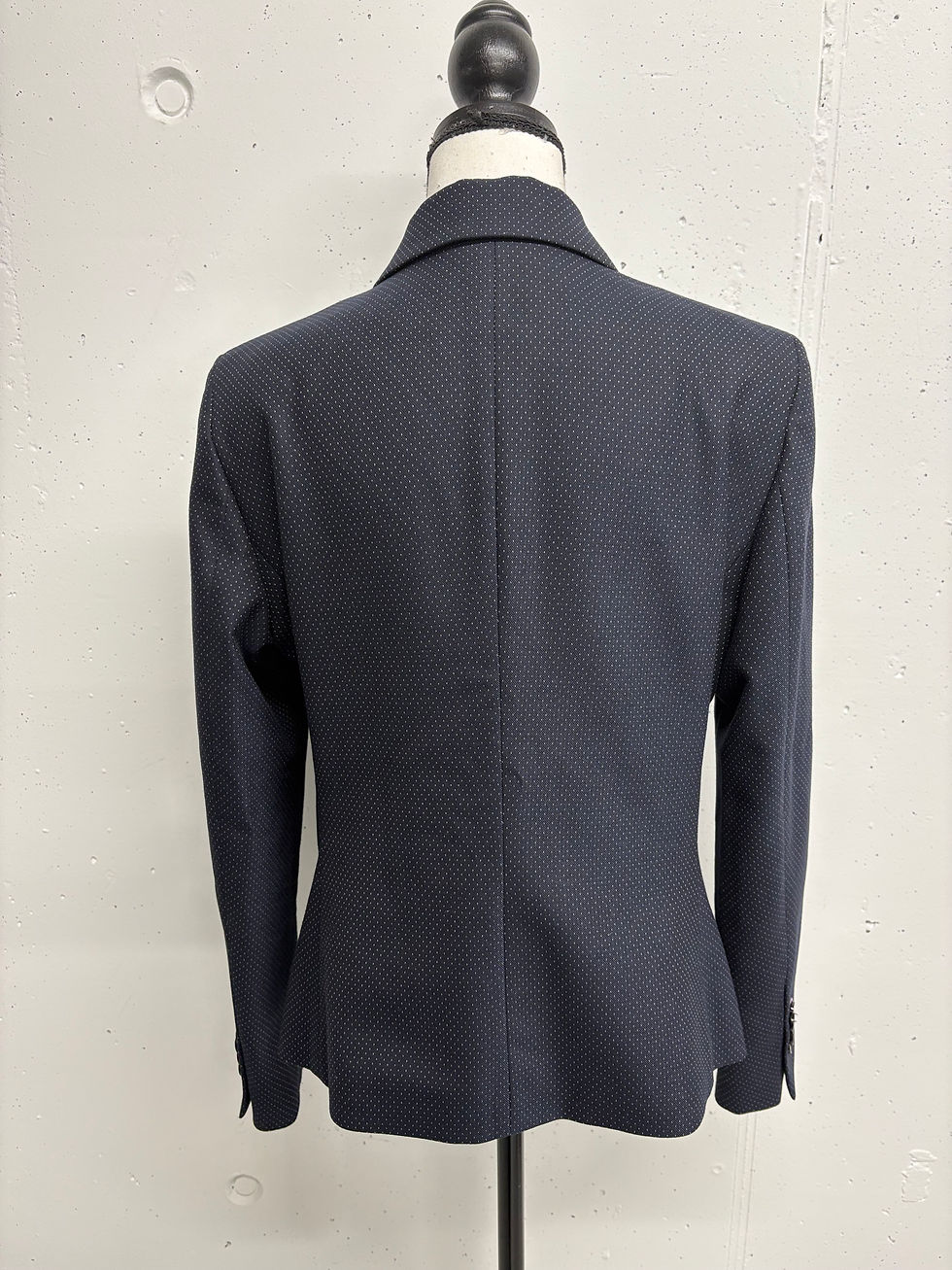 Miniaturbild: Dunkelblauer Blazer von hinten, klassischer Schnitt, Viskose-Mix, elegantes Design, perfekt.