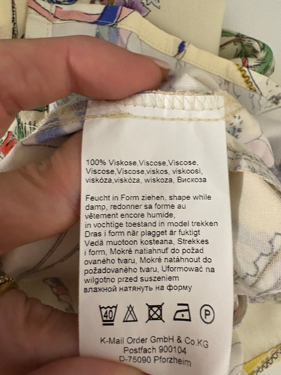 Miniaturbild: White label with text: 100% Viskose Viscose, shape while damp, care instructions.