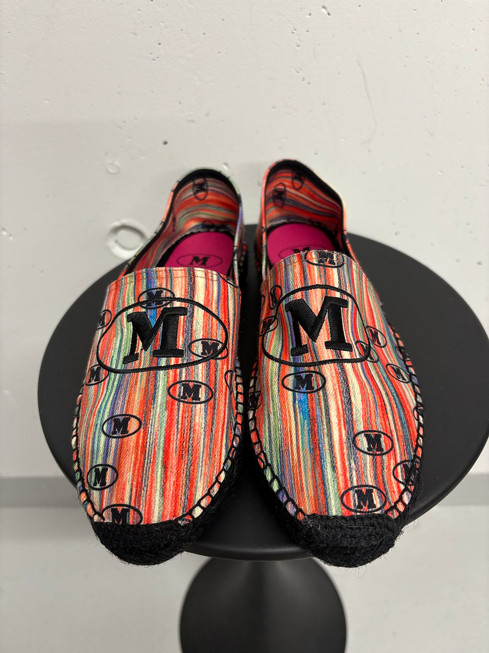 Miniaturbild: Missoni Espadrilles mit buntem Streifenmuster und dem großen M-Logo, modischer Schuh.