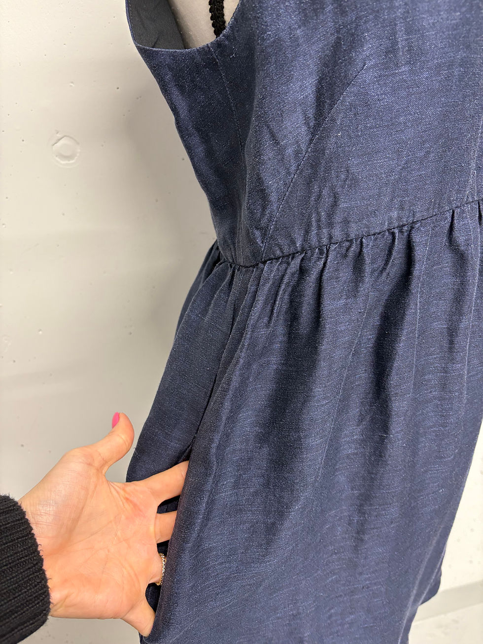 Miniaturbild: Blaue Kleidung, Detailansicht des Kleides, Hand in der Tasche, blaues Sommerkleid.