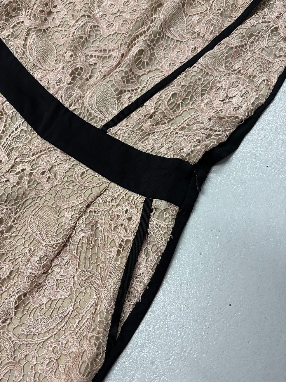 Miniaturbild: Beige farbenes Kleid mit schwarzem Saum. REDVALENTINO feiner Pullover aus Wolle & Seide.