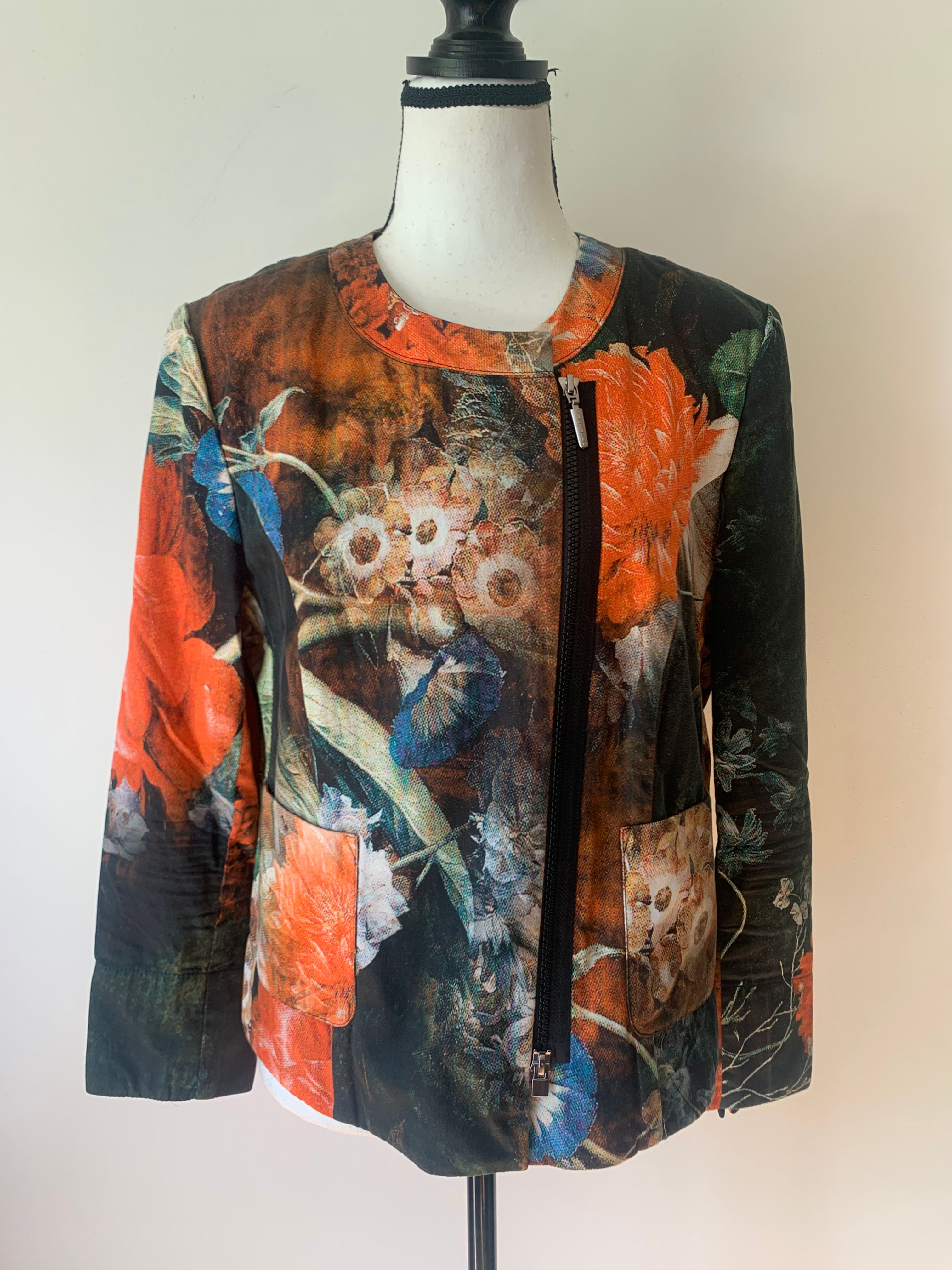 Floral print jacket with zipper, a stylish outfit for women.