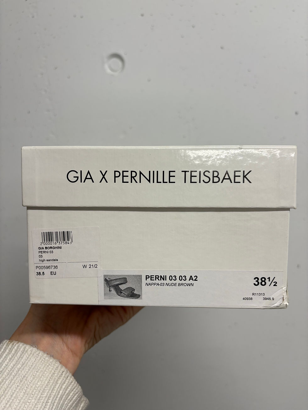 Miniaturbild: Weiße Schuhbox mit Text: GIA X PERNILLE TEISBAEK, PERNI 03 03 A2, 38 1/2.