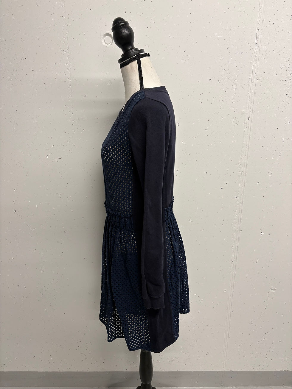 Miniaturbild: Dunkelblauer Damen Jumpsuit in Culotte-Länge Gr. 36 mit elegantem Design und Spitze.