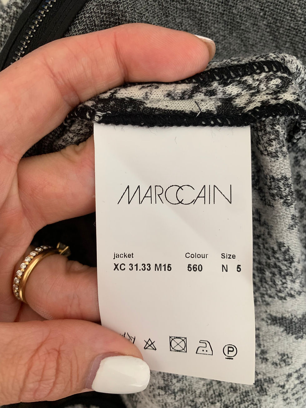 Miniaturbild: MARCCAIN label with jacket details, color and size information visible clearly